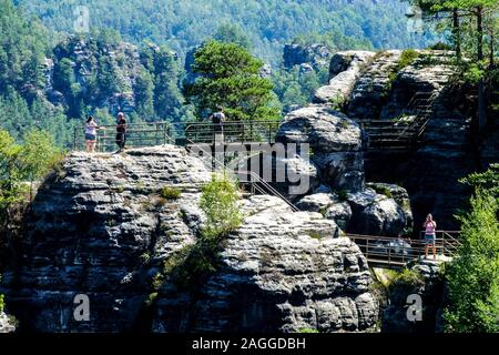 Elbe montagnes de grès Suisse saxonne Parc national Allemagne les gens marchant le long du chemin dans les pics de grès rochers paysage d'été allemand Banque D'Images