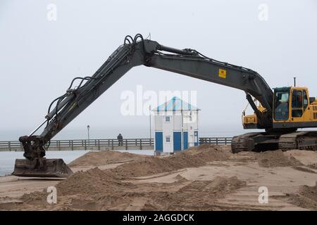 Lubmin, Allemagne. Dec 19, 2019. Sur la plage de Lubmin une nouvelle tempête dune protection est érigée. Les travaux de construction devraient être achevés en octobre 2020. Le gouvernement fédéral et l'état de Mecklembourg-Poméranie occidentale a payé les coûts de 2,6 millions d'euros. Credit : Stefan Sauer/dpa-Zentralbild/ZB/dpa/Alamy Live News Banque D'Images