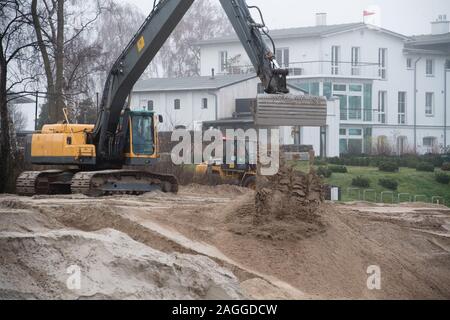 Lubmin, Allemagne. Dec 19, 2019. Sur la plage de Lubmin une nouvelle tempête dune protection est érigée. Les travaux de construction devraient être achevés en octobre 2020. Le gouvernement fédéral et l'état de Mecklembourg-Poméranie occidentale a payé les coûts de 2,6 millions d'euros. Credit : Stefan Sauer/dpa-Zentralbild/ZB/dpa/Alamy Live News Banque D'Images