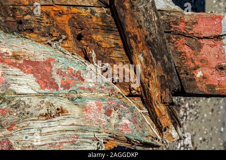 Taches de rouille et de vieux, d'écaillement de la peinture rouge et bleu sur la vieille carcasse en décomposition dans la baie de Luderitz Banque D'Images