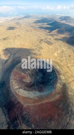 Fuerteventura Vulcan Calderon Hondo et volcaniques mountain. Drone abattu île des Canaries, Espagne Banque D'Images