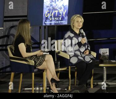 18 Décembre 2019 - Pleasantville, New York - Chelsea Clinton et Hillary Rodham Clinton à la Gutsy Women : Une soirée avec Mme Hillary Rodham Clinton, et Chelsea Clinton ; animée par Vanessa L. Williams à l'Université Pace. Crédit Photo : J./MediaPunch /AdMedia Lingo Banque D'Images