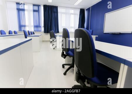 L'école de l'économie de classe avec smart board et sans étudiants ou enseignants avec des chaises et tables dans le campus. Concept de l'éducation moderne. Banque D'Images