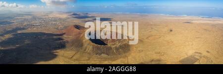 Fuerteventura Vulcan Calderon Hondo et volcaniques mountain. Drone abattu île des Canaries, Espagne Banque D'Images