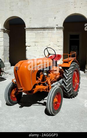 Tracteur diesel Vintage Porsche Allgaier AP22 (1956) ou de vieux tracteur Orange Forcalquier France Banque D'Images