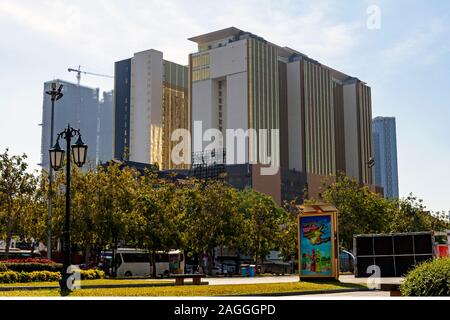 Le NagaWorld Hotel et Casino s'élève au-dessus de l'historique et à proximité du parc Wat Botum à Phnom Penh, Cambodge. Banque D'Images