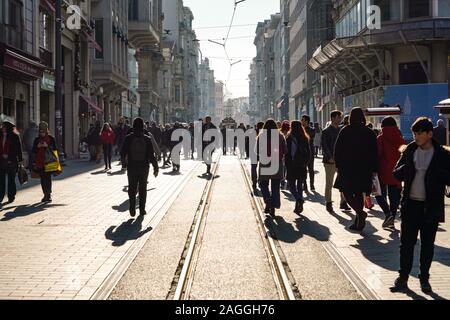 ISTANBUL, TURQUIE - 28 décembre 2018 : la marche des peuples à Taksim la rue Istiklal. La rue Istiklal Taksim est une destination populaire à Istanbul. Beyoglu, Banque D'Images