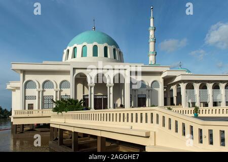 Mosquée flottante de Kuching, Masjid Terapung, au bord de la rivière Sarawak Kuching, Sarawak, Malaisie, Bornéo, Banque D'Images