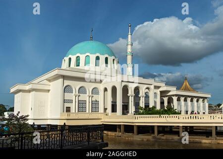 Mosquée flottante de Kuching, Masjid Terapung, au bord de la rivière Sarawak Kuching, Sarawak, Malaisie, Bornéo, Banque D'Images