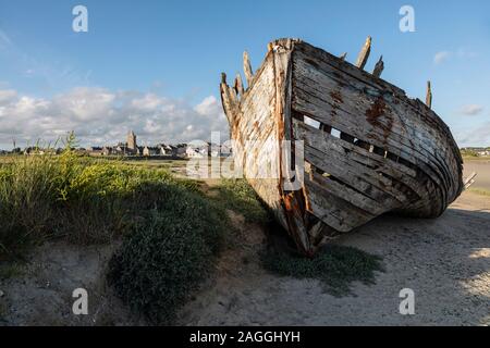 Hulk de l'épave d'un bateau de pêche sur la plage à Port-bail, Normandie, France Banque D'Images