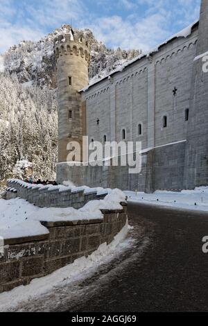 La neige a couvert le château de Neuschwanstein, Allemagne Bavière Banque D'Images