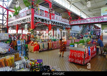 PAPEETE, TAHITI - 30 NOV 2018- Vue de la Marche de Paeete, un grand marché public local de vente de souvenirs, de l'artisanat et de l'alimentation dans downtow Banque D'Images