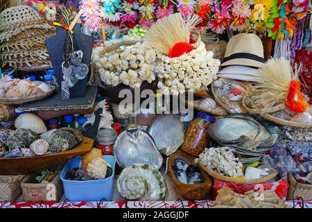 PAPEETE, TAHITI - 30 NOV 2018- Vue de la Marche de Paeete, un grand marché public local de vente de souvenirs, de l'artisanat et de l'alimentation dans downtow Banque D'Images