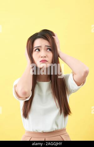 Young Asian woman brosser ses cheveux et ses cheveux condition décevants Banque D'Images