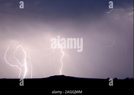 Début juin un orage sur Arlington Mesa en Arizona. La saison des tempêtes de la mousson de l'Arizona démarre officiellement le 15 juin et dure jusqu'à la fin de Se Banque D'Images