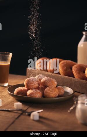 Petites boules de fromage cottage maison donuts dans une assiette sur un fond gris. Banque D'Images