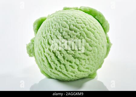 Boule de glace à la menthe en gros plan sur fond blanc avec ombre Banque D'Images