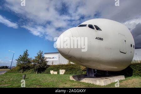 Méaulte (nord de la France) : l'usine aérospatiale Stelia et un morceau de l'Airbus A380 Banque D'Images