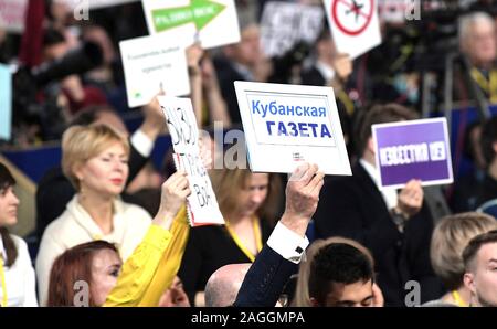 Moscou, Russie. 19 Décembre, 2019. Les journalistes se font concurrence pour être appelé au cours de la conférence de presse de fin d'année par le président russe Vladimir Poutine le 19 décembre 2019 à Moscou, Russie. Pendant l'événement Poutine dénonce l'invalidation de l'atout de Donald, a remis en question les causes du changement climatique et a laissé entendre qu'il peut rester au pouvoir depuis 2024. Credit : Kremlin Kremlin/Piscine extérieure/Alamy Live News Banque D'Images