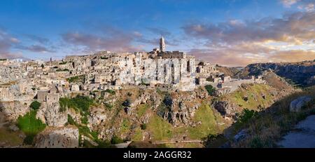 Long panoramique vue sur 'la Gravina' ravine les sassi de Matera, au lever du soleil, Basilicate, Italie. Site du patrimoine mondial de l'UNESCO. La région de Matera Banque D'Images