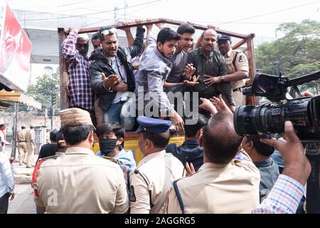 Hyderabad, Inde. Dec 19, 2019. Les fonctionnaires de police de détenir les manifestants pendant une manifestation contre le gouvernement indien portant modification de la Loi sur la citoyenneté ou la cabine qui accorde la nationalité indienne au non-musulmans d'Afghanistan, le Pakistan et le Bangladesh.Le projet de loi qui a été adoptée par le gouvernement de l'Inde cette semaine a créé la violence, grève et manifestation dans le l'Inde. Crédit : Sanjay Borra/Alamy Live News Banque D'Images