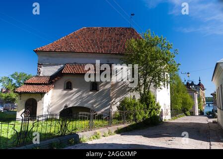 Vieille maison avec toit tuile de céramique à Vyborg, Russie Banque D'Images