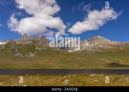 L'ÎLE DE KVALØYA, comté de Troms, NORVÈGE - paysage de montagne dans le nord de la Norvège. Banque D'Images
