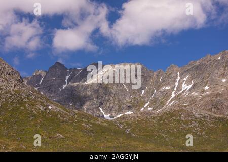 L'ÎLE DE KVALØYA, comté de Troms, NORVÈGE - paysage de montagne dans le nord de la Norvège. Banque D'Images