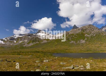 L'ÎLE DE KVALØYA, comté de Troms, NORVÈGE - paysage de montagne dans le nord de la Norvège. Banque D'Images