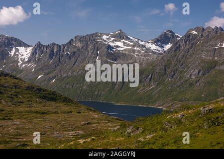 L'ÎLE DE KVALØYA, comté de Troms, NORVÈGE - Ersfjorden fjord et paysage de montagne dans le nord de la Norvège. Banque D'Images