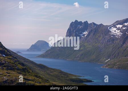 L'ÎLE DE KVALØYA, comté de Troms, NORVÈGE - Ersfjorden fjord et paysage de montagne dans le nord de la Norvège. Banque D'Images
