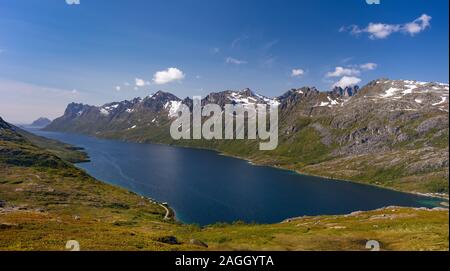 L'ÎLE DE KVALØYA, comté de Troms, NORVÈGE - Ersfjorden fjord et paysage de montagne dans le nord de la Norvège. Banque D'Images
