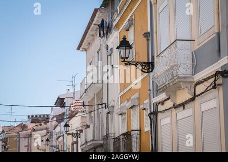 Setubal, Portugal - 8 août 2018 : l'atmosphère et l'architecture typique de la rue dans le centre-ville historique où les gens marchent un jour d'été Banque D'Images