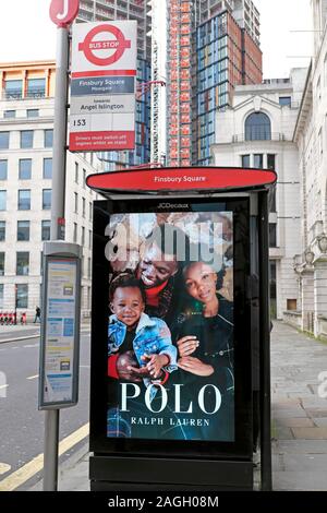 Ralph Lauren Polo hiver campagne 2019 heureux souriants modèles de famille sur une annonce d'affiche d'arrêt de bus dans une rue Finsbury Square Londres UK KATHY DEWITT Banque D'Images