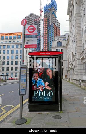 Ralph Lauren Polo hiver campagne 2019 heureux souriant famille modèles arrêt de bus affiche publicité à Finsbury Square Londres Angleterre Royaume-Uni KATHY DEWITT Banque D'Images