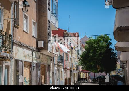 Setubal, Portugal - 8 août 2018 : l'atmosphère et l'architecture typique de la rue dans le centre-ville historique où les gens marchent un jour d'été Banque D'Images