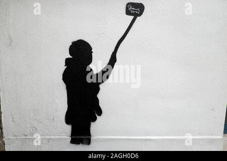 Street art illustration silhouette d'une personne tenant un bâton selfies prend une photo sur un mur blanc à Londres Angleterre Royaume-uni KATHY DEWITT Banque D'Images