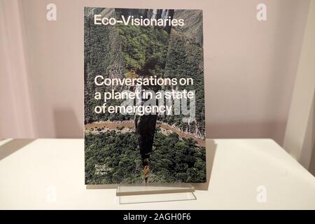 «Eco-Visionaries - Conversations sur une planète en état d'urgence" pour la vente de livres dans une librairie bookshop boutique de Londres Angleterre Royaume-uni KATHY DEWITT Banque D'Images