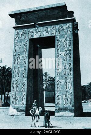 Le portail, gateway ou propylon de Ptolémée III à Karnak, Egypte comme il était dans les années 20 Banque D'Images