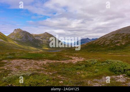 L'ÎLE DE KVALØYA, REKVIK, comté de Troms, NORVÈGE - Paysage à Brosmetinden mountain. Banque D'Images