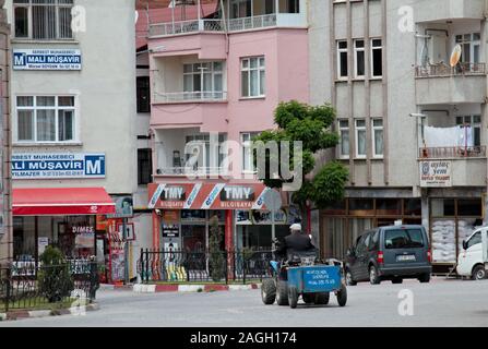 05/18/2013 Turquie Niksar Un vieil homme au volant de son petit tracteur au moyen d'une place de la ville dans la journée Banque D'Images