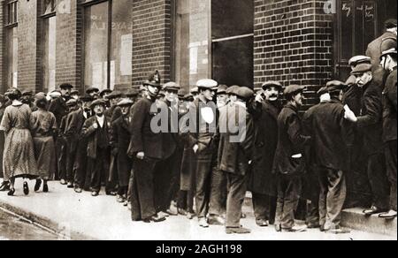 1922 - Une file d'attente des chômeurs en attente de 'signer' sur des indemnités de chômage à une bourse du travail en Angleterre c'est à la suite de la Loi sur l'assurance-chômage pour créer 1920 dole (hebdomadaires) les prestations de chômage aux travailleurs en chômage. Banque D'Images