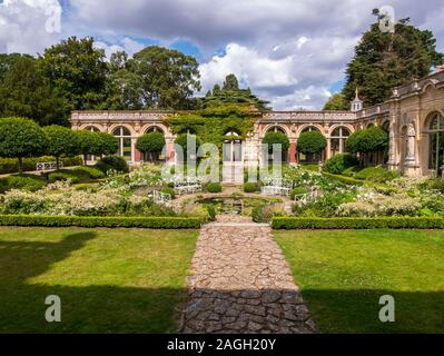 Le jardin blanc en contrebas, Somerleyton Hall, Somerleyton, Lowestoft, Suffolk, Angleterre, Royaume-Uni. Banque D'Images