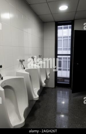 Urinoirs inhabituelle avec fenêtre. Banque D'Images