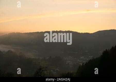 Image paysage de l'Eifel en Allemagne avec le brouillard dans la soirée. Banque D'Images