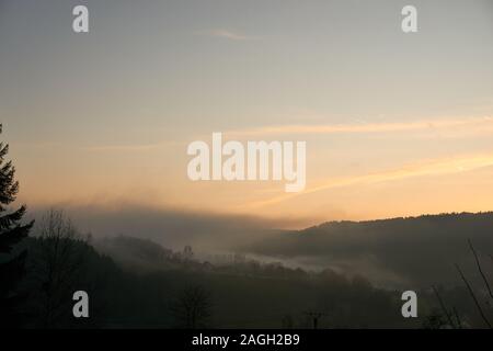 Image paysage de l'Eifel en Allemagne avec le brouillard dans la soirée. Banque D'Images