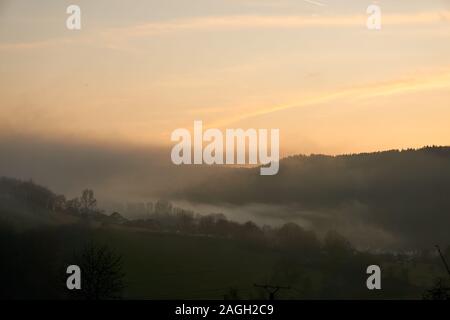 Image paysage de l'Eifel en Allemagne avec le brouillard dans la soirée. Banque D'Images