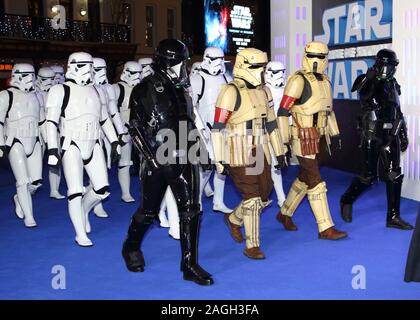 Londres, Royaume-Uni. Dec 18, 2019. Londres, Royaume-Uni - 18 décembre 2019 : Des gens habillés comme des personnages de Star Wars assister à la 'Star Wars : La montée de Skywalker' Première européenne au Cineworld Leicester Square à Londres. Credit : SOPA/Alamy Images Limited Live News Banque D'Images