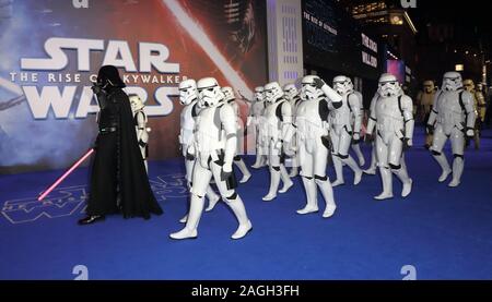 Londres, Royaume-Uni. Dec 18, 2019. Londres, Royaume-Uni - 18 décembre 2019 : Des gens habillés comme des personnages de Star Wars assister à la 'Star Wars : La montée de Skywalker' Première européenne au Cineworld Leicester Square à Londres. Credit : SOPA/Alamy Images Limited Live News Banque D'Images