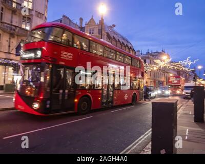 Un nouveau style Routemaster bus produit le long de Piccadilly poursuivi par un ancien style Routemaster Banque D'Images